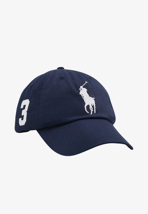 Tumes sinine puuvillane pesapalli müts, millel on kõver sild ja valge broderinguga polo mängija logo ning number 3 valgena külje peal.