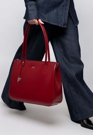 Rote Lederhandtasche mit zwei langen Tragegriffen, rechteckiger Form, glatter Oberfläche, ausgestattet mit einem silbernen Schlüsselanhängerakzent mit dem Buchstaben "P".