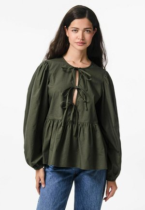 Blouse vert olive avec un col rond, une ouverture en goutte d'eau à l'avant et des accents noués. Présente des manches bouffantes et un ourlet froncé pour plus de volume.