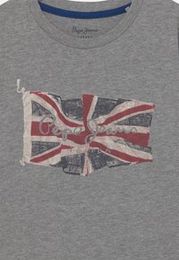 Graues Baumwoll-T-Shirt mit einem abgenutzten Grafik-Print der Union Jack und dem weißen Schriftzug "Pepe Jeans London" über der Flagge.
