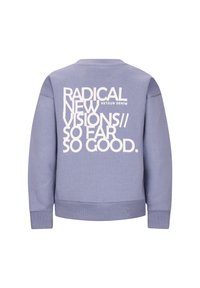 Felpa viola realizzata in tessuto misto cotone con grande testo bianco sulla schiena: "VISIONI NUOVE E RADICALI// FINO AD ORA TUTTO BENE."