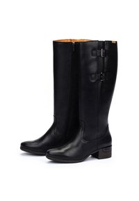 Botas de cuero negro hasta la rodilla con puntera afilada, cremallera lateral y dos correas ajustables con hebilla. Acabado texturizado con un tacón bajo y cuadrado.