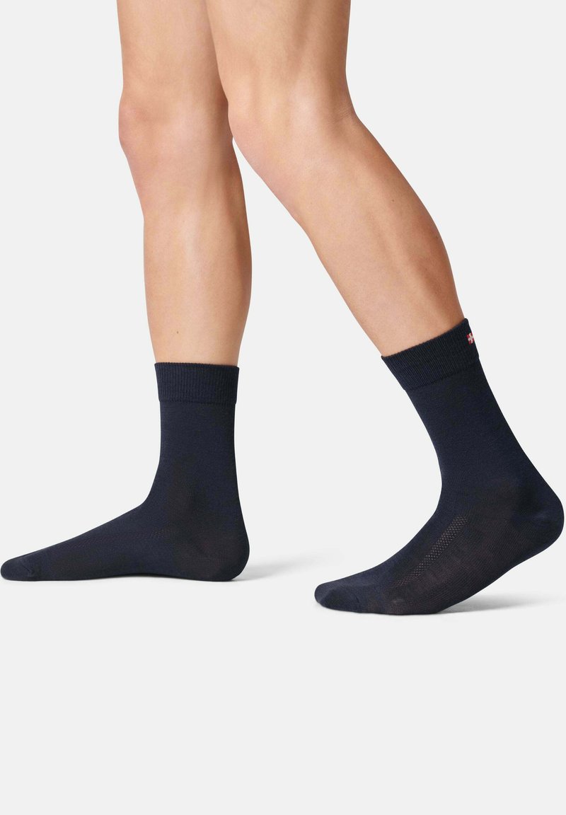 Calzini alla caviglia in cotone misto blu navy, con polsino a coste, texture liscia e dettaglio logo discreto vicino alla parte superiore.