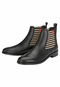 Bottines en cuir noir avec un nez pointu, dotées de panneaux latéraux élastiques rayés beige et noir et d'accents en forme de cœur rouge. Design à talon plat.