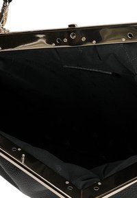 Borsa a mano nera in pelle textured con una brillante cornice dorata, apertura superiore con rivestimento in tessuto nero e una piccola tasca interna.