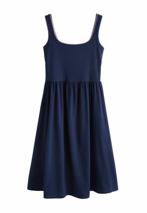 Ärmelloses, marineblaues Kleid mit quadratischem Ausschnitt und geraffter Taille, mit pinken und blauen Kontrastnähten entlang der Träger und des Ausschnitts.