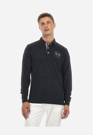 Polo a maniche lunghe blu navy con colletto grigio chiaro a contrasto, caratterizzato da un logo ricamato sul lato sinistro del petto e polsini a coste.