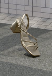 Nije odabrano, gold-coloured