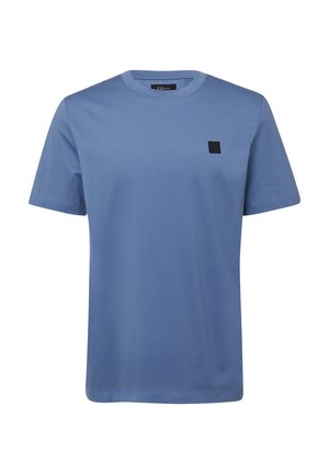 Hellblaues Baumwoll-T-Shirt mit rundem Ausschnitt, kurzen Ärmeln und einem schwarzen quadratischen Logopatch auf der linken Brustseite. Glatte Textur.