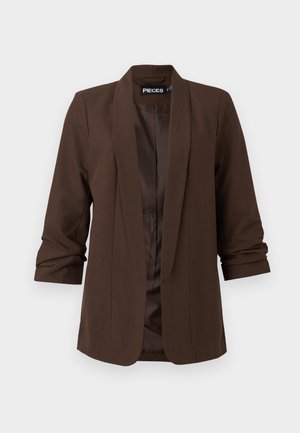 Brauner Blazer mit tailliertem Design, offener Vorderseite und Dreiviertelärmeln. Hergestellt aus einem glatten Stoff mit subtiler Schattierung.