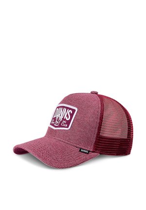 Crvena mrežasta trucker kapa s čvrstim prednjim dijelom, s bijelim logotipom u patchu. Savijeni vizir i podesiva stražnja traka za prilagodbu.