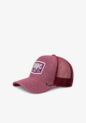 Rote Mesh-Trucker-Cap mit strukturiertem Vorderteil, ausgestattet mit einem weißen Logopatch. Krümmung am Schirm und verstellbarer Riemen auf der Rückseite für den perfekten Sitz.