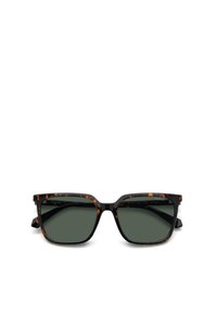 Occhiali da sole tartaruga con forma rettangolare, lenti verde scuro e finitura lucida. Presentano modelli di colore distintivi e cerniere robuste.