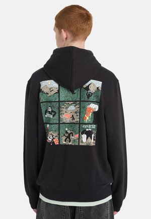 Felpa nera con cappuccio con una griglia a fumetti sul retro che mostra un personaggio che campeggia, tiene una pizza e dorme in un ambiente montano boscoso.