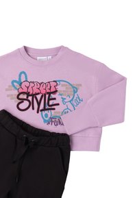 Sudadera corta de color púrpura claro con gráfico "STREET STYLE" y pantalones deportivos negros con cintura elástica y bolsillos laterales.