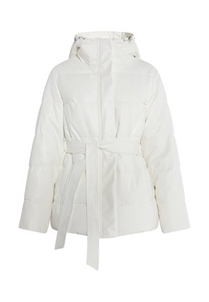 Bjela puffer jakna s remenom u struku, visokim ovratnikom i kvadratnim uzorkom. Ima glatku, sjajnu površinu i duge rukave.