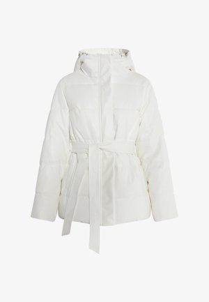 Fehér puffernadrág övvel a derékon, magas gallérral és tűzött mintázattal. Az anyag sima, fényes felületű, hosszú ujjú.