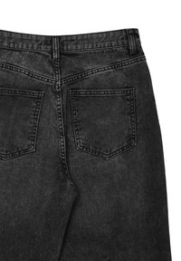 Jeans in denim nero con un classico design a cinque tasche, cucitura del yoke posteriore e leggere sfumature, con dettagli di cucitura visibili.