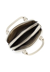 Beige leren handtas met meerdere compartimenten, ritsafsluitingen en een gladde textuur. Voorzien van twee stevige handvatten voor comfortabel dragen.