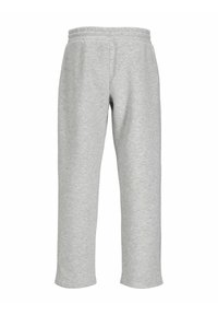 Pantaloni de trening gri din bumbac, cu talie ajustabilă prin șnur, design cu picior drept și fără buzunare vizibile. Textură moale și aspect simplu.