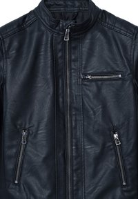 Czarna skórzana kurtka z stójką, zamkiem z przodu i trzema kieszeniami na zamek. Teksturowane wykończenie z delikatnymi detalami w szwie.