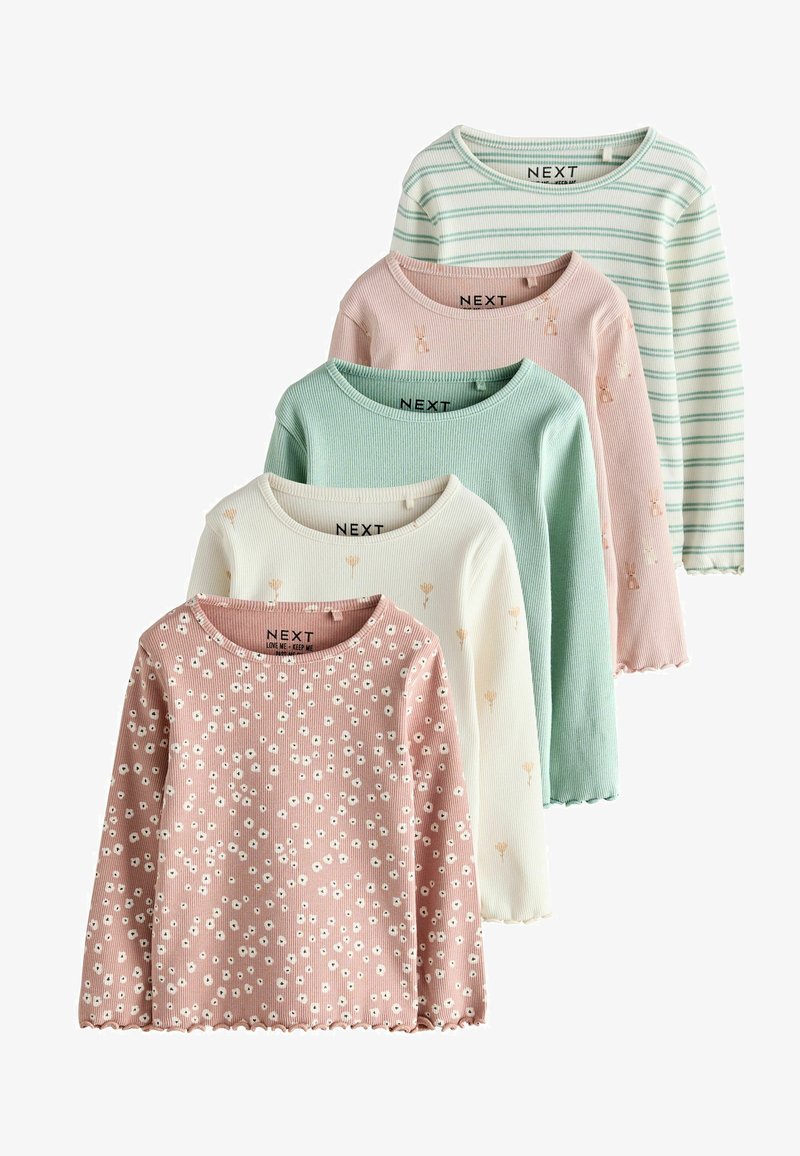 Cinq hauts à manches longues en maille côtelée de couleurs pastel avec des motifs floraux et rayés, disposés en pile en cascade.