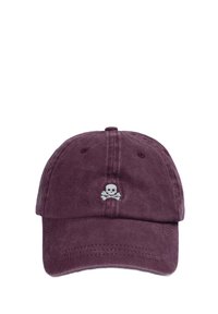Gorra de algodón color burdeos con visera curvada, que presenta un pequeño bordado de una calavera y huesos cruzados en un tono azul claro en el frontal. Diseño sencillo.