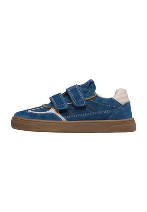 Blaue Wildledersneaker mit weißen Akzenten, zwei Klettverschlüssen, durchlässigen Seiten und einer braunen Gummisohle. Niedriges Profil für Komfort.