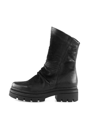 Schwarzer Leder-Knöchelstiefel mit grober Sohle und niedrigem Absatz, der leichte Falten im Obermaterial und eine Seitennähte zeigt.