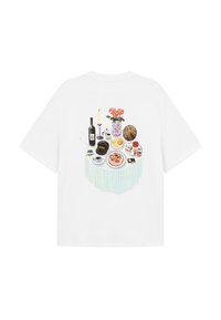Vit bomull t-shirt med en färgglad illustration av ett bord dukat med mat, vin, ett ljus och blommor i en vas.