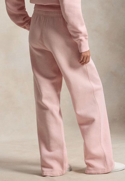Ροζ βαμβακερό παντελόνι φόρμας με χαλαρή εφαρμογή, διαθέτει άνετη ελαστική μέση και ορατές πλαϊνές ραφές. Ομαλή υφή.