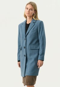 Blauer Wollmischungsjacke mit maßgeschneidertem Design, ausgestattet mit Reverskragen, drei Knöpfen und zwei Fronttaschen. Glatte Textur und moderne Passform.