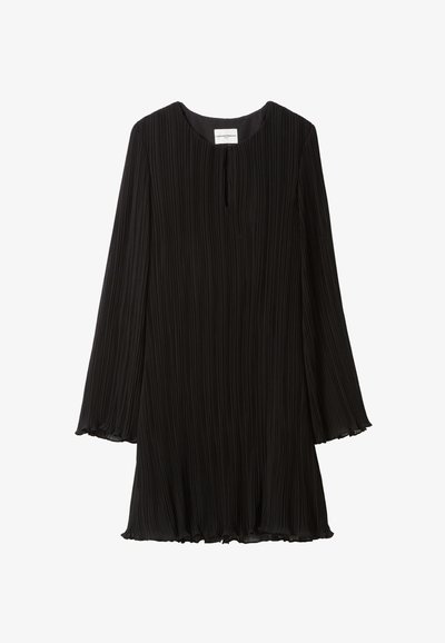 Robe noire plissée avec des manches longues, un col rond et un ourlet légèrement évasé. Le tissu présente des plis verticaux et une texture douce.