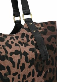 Borsa tote in tela a stampa leopardata marrone e nera con manico in pelle nera e dettagli in oro, caratterizzata da una superficie liscia e un design robusto.
