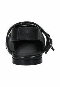 Zwarte sandaal met een soepele leren bovenkant, twee banden en een platte zool. Het ontwerp heeft een gespsluiting voor een verstelbare pasvorm.