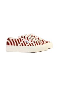 Zapatillas de lona a rayas rojas y blancas con suela de goma, que cuentan con cordones blancos, punta redonda y un pequeño logo en el lateral.