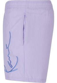 Shorts lila cu un buzunar lateral și un detaliu de desen brodat albastru. Fabricate dintr-un material ușor, cu un brâu elastic.