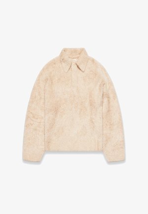 Flauschiger beiger Pullover mit Kragen, der eine Knopfleiste, eine weiche Textur und ein verkürztes Design aufweist. Minimalistisches Markenlogo am Saum.