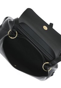 Bolso de mano de cuero negro con un acabado texturizado. Cuenta con un cierre circular dorado y anillas de metal en el asa. Parte superior abierta con un amplio interior.