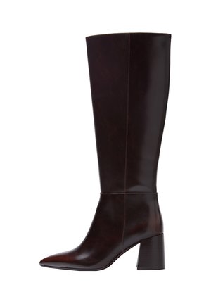 Botte en cuir brun foncé montant jusqu'au genou, avec bout pointu et talon bloc, vue de côté sur fond blanc.