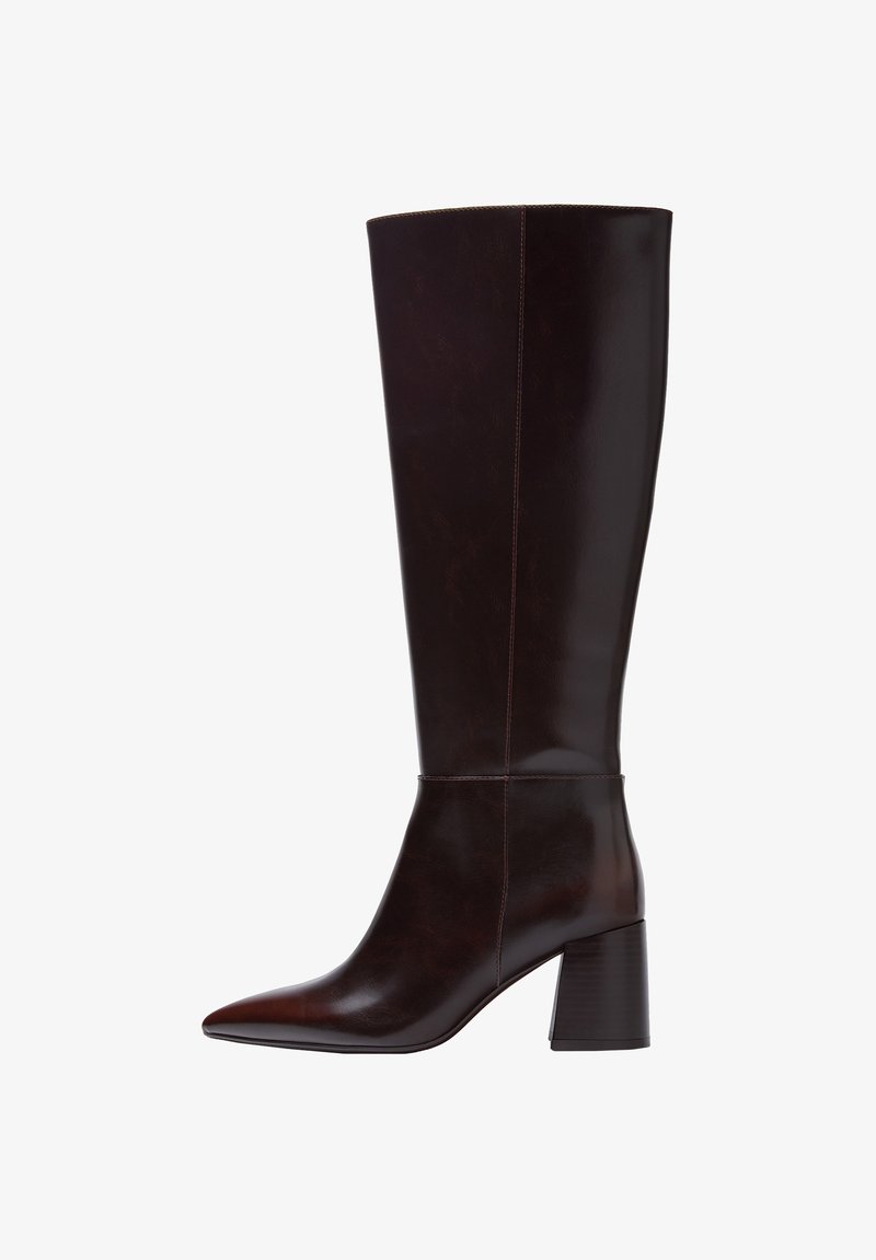 Botte en cuir brun foncé montant jusqu'au genou, avec bout pointu et talon bloc, vue de côté sur fond blanc.