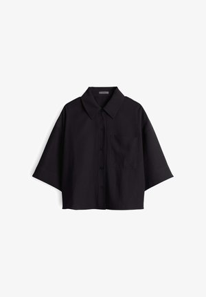 Zwart cropped shirt van gladde stof, met een gestructureerde kraag, knopen aan de voorkant, korte mouwen en een enkele borstzak.