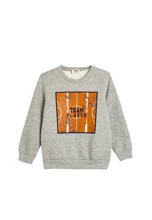 Szara bluza wykonana z miękkiego materiału, z pomarańczową grafiką boiska do koszykówki oraz napisem "TEAM PLAYER" na czarno, obramowaną czarnym kwadratem.