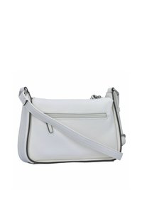Bolso cruzado de cuero blanco con forma rectangular, ribete gris en contraste, un bolsillo con cremallera en la parte posterior y una correa ajustable.