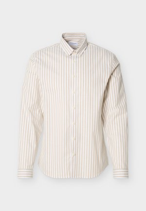 Bež in bela dolgo rokavna srajca z navpičnimi črtami, z gumbi in z ovratnikom na gumbe, prikazana na enobarvnem belem ozadju.