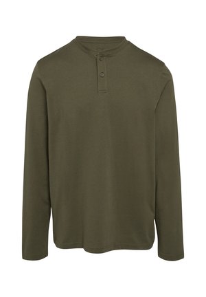 T-shirt henley à manches longues couleur vert olive en coton doux, avec un col rond, une patte de boutonnage à trois boutons et une coupe décontractée.