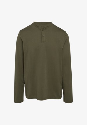 T-shirt henley à manches longues couleur vert olive en coton doux, avec un col rond, une patte de boutonnage à trois boutons et une coupe décontractée.