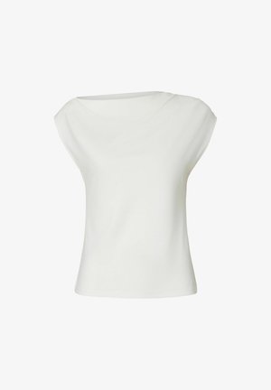 Valge varrukateta naiste t-särk paadi-kaeluse ja veidi lahtise lõikega, esitatud ühtsel taustal.