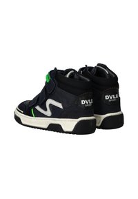 Marineblauwe hoge sneakers met velcro-straps, witte accenten en groene details. Gemaakt van textuurmateriaal en een dikke zwarte rubberen zool.