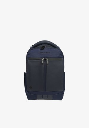 Zaino blu navy con una texture liscia, dotato di due scomparti con cerniera, tasca laterale e un logo discreto sul fondo.